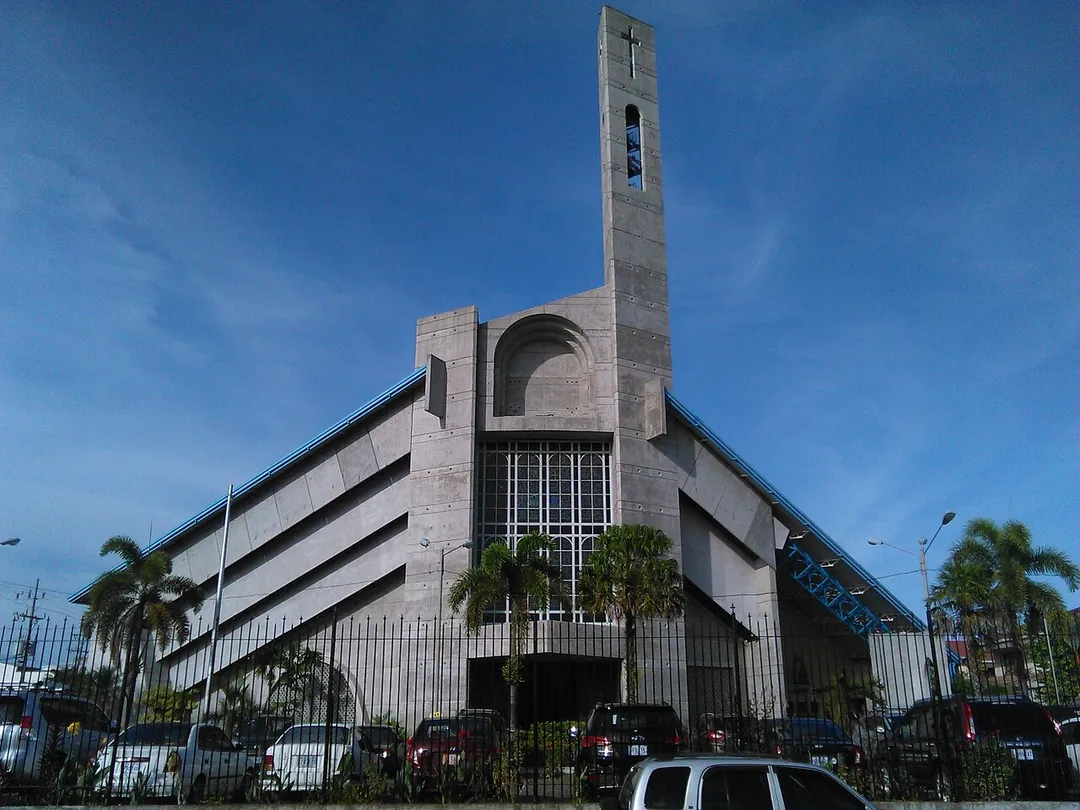 Front view of Limón's cathedral