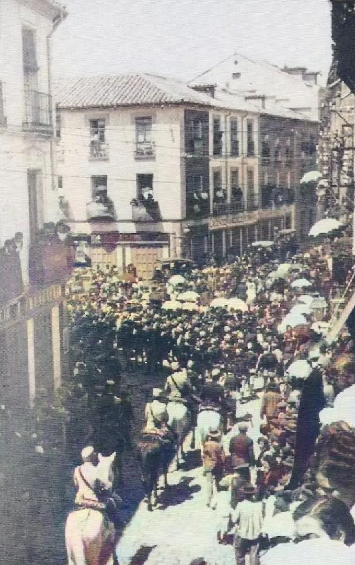 Fotografía realizada en la calle Pasaje del Comercio de Linares el 26 de noviembre de 1902 durante el sepelio del capitán de la Armada Española don José Luis Ceacero Inguanzo.