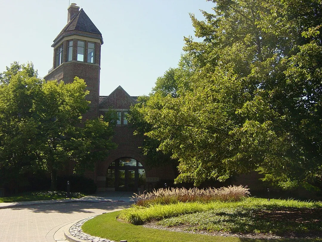 A photo of the village hall of the Illinois village of Lincolnshire.