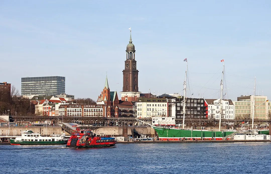 Elbe, Landing Stages und St. Michael's Church in Hamburg, Germany