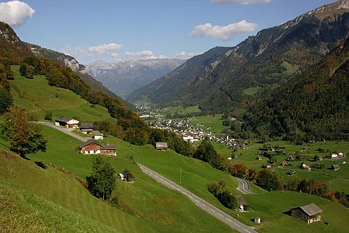 Blick nach Linthal (mit Klausenpassstrasse)