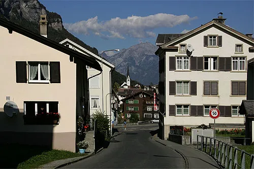 Linthal: Oberdorf mit Hotel Raben (rechts)