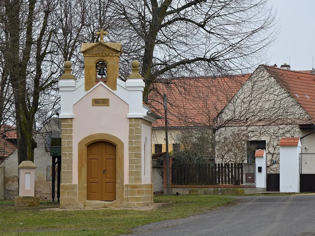 zvonička na návsi