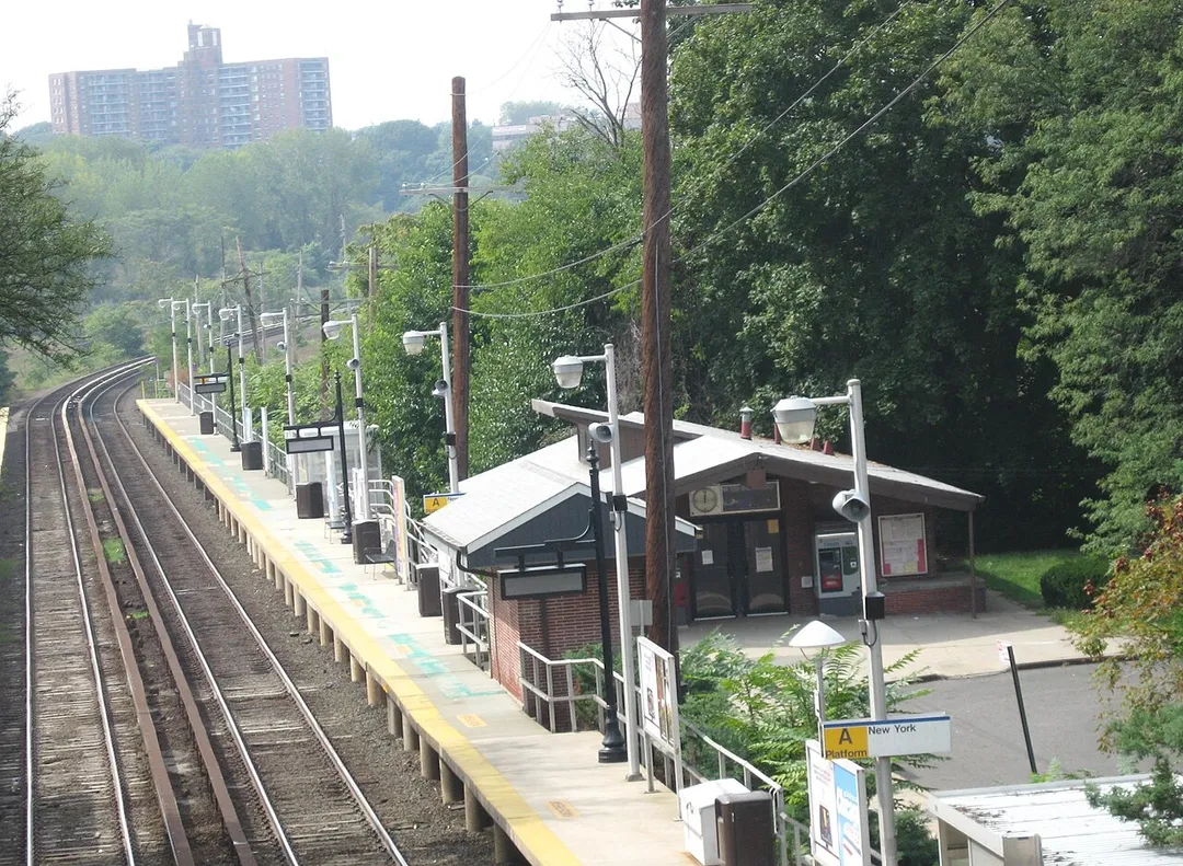 Looking West at en:Douglaston (LIRR station) from Douglaston Parkway overpass on a partly cloudy late morning