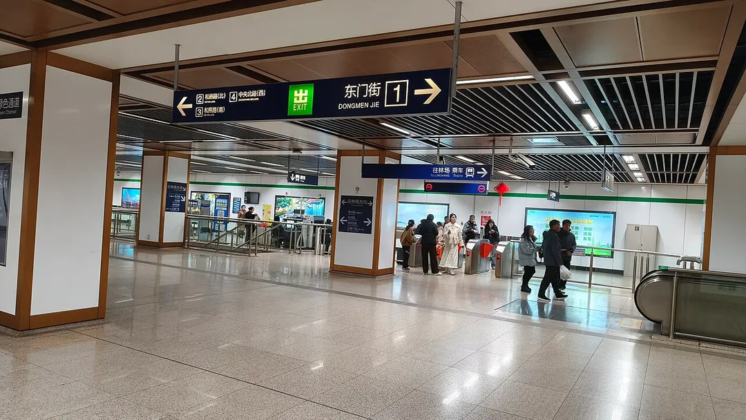 ​小市站站厅层的出口标志