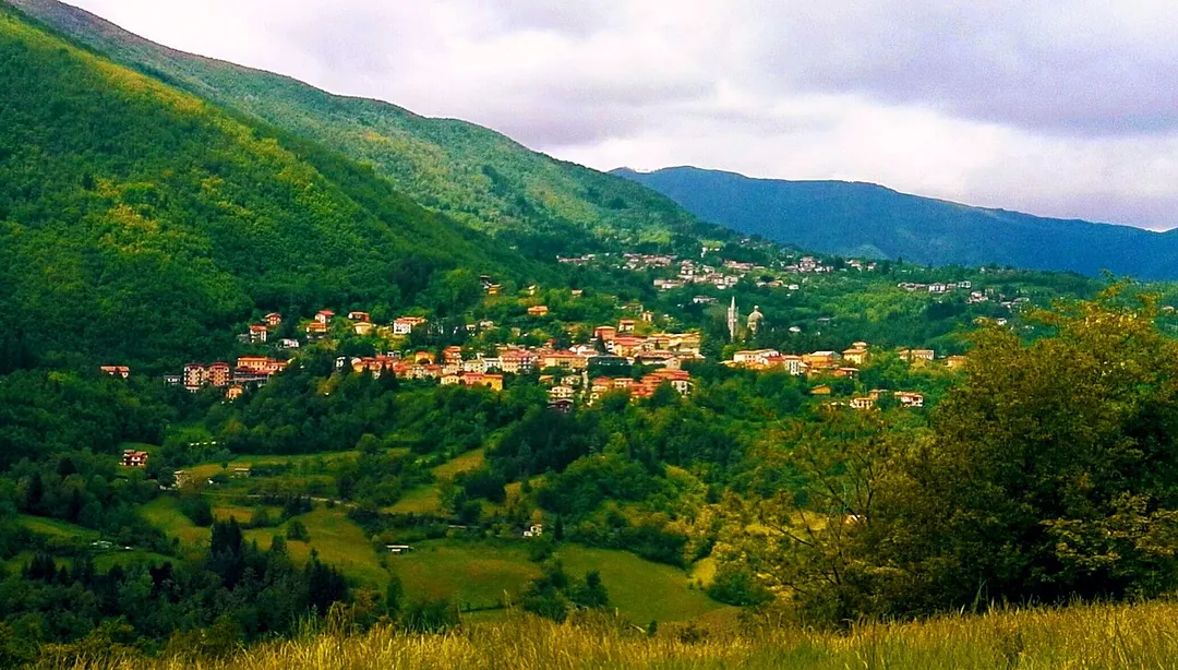 L'abitato di Lizzano e sullo sfondo a destra Vidiciatico con dietro il Monte Pizzo. Ripresa fatta dalla località Parchiè.