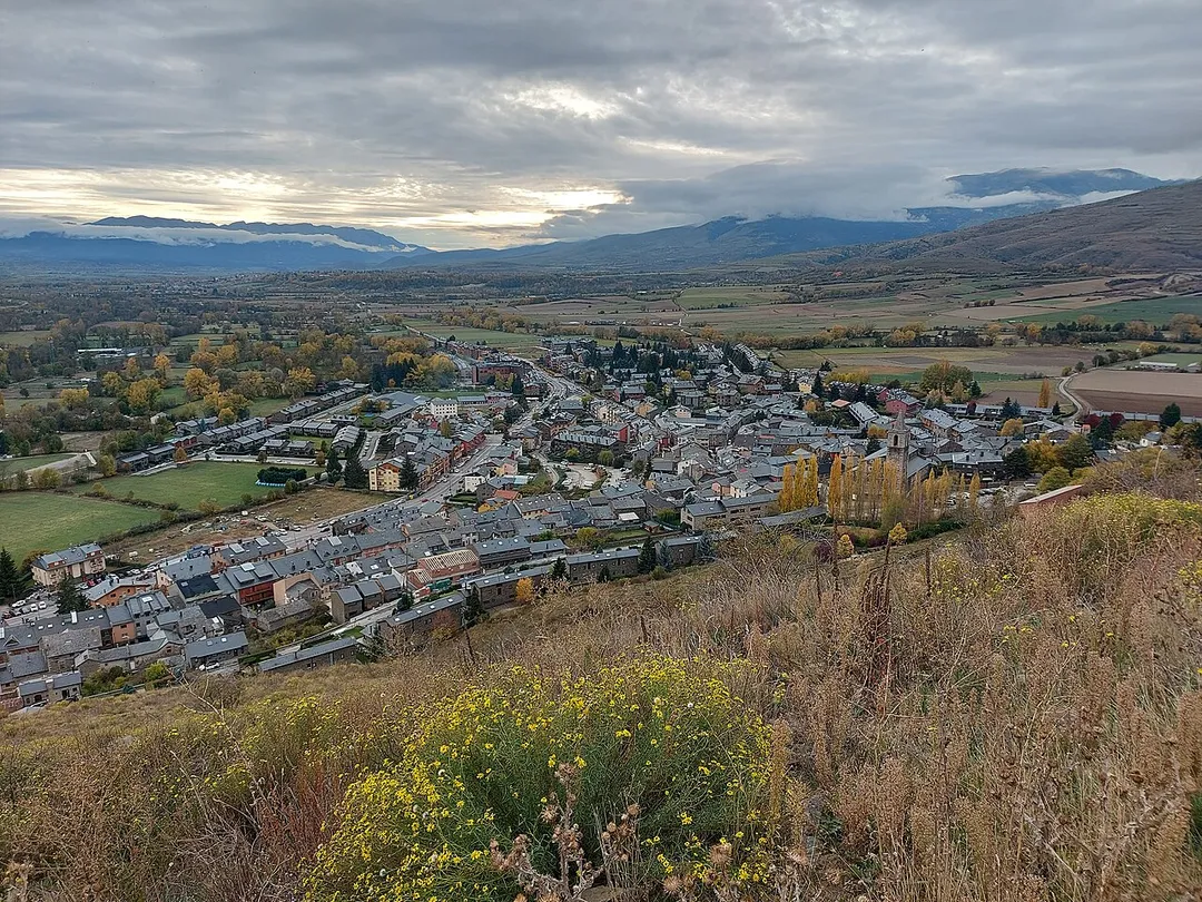 Vista de Llívia des del turó del castell.