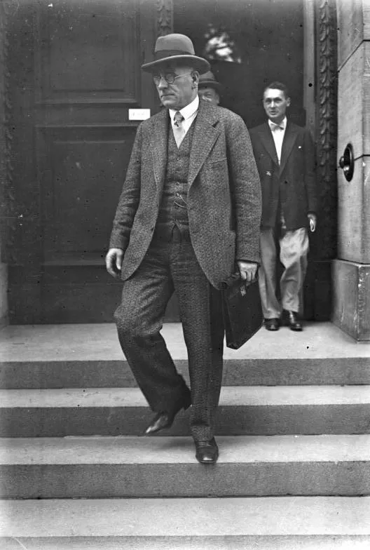 For documentary purposes the German Federal Archive often retained the original image captions, which may be erroneous, biased, obsolete or politically extreme. Der deutsche Reichstag aufgelöst! Momentaufnahmen vor dem Reichstag am Tage der Auflösung am 18. Juli mittag 1 Uhr! - Der preussische Ministerpräsident Dr. Braun verlässt den Reichstag nach der Auflösung.
