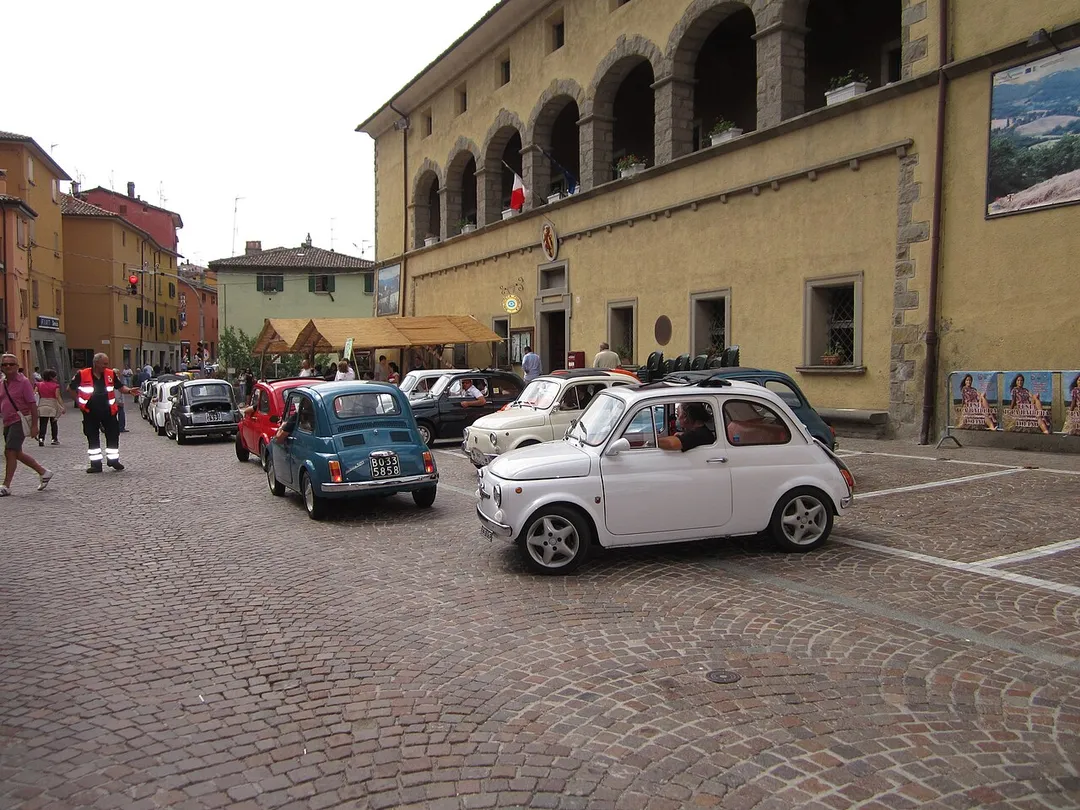Raduno delle 500 davanti al Palazzo Comunale