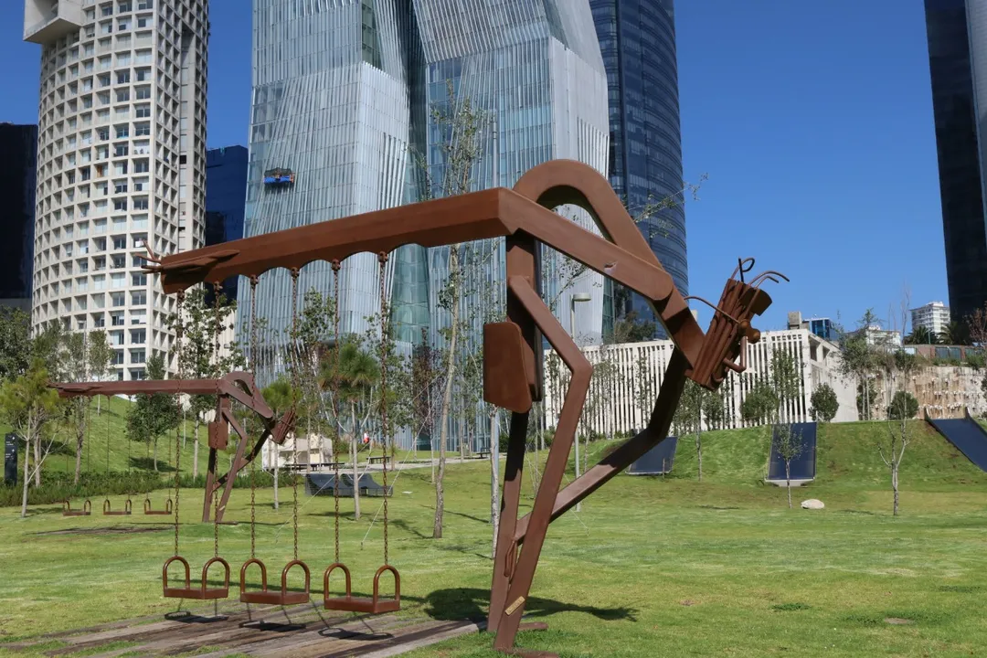 Columpio con un diseño abstracto, para que los niños puedan disfrutar y divertirse con el arte en el Parque La Mexicana.