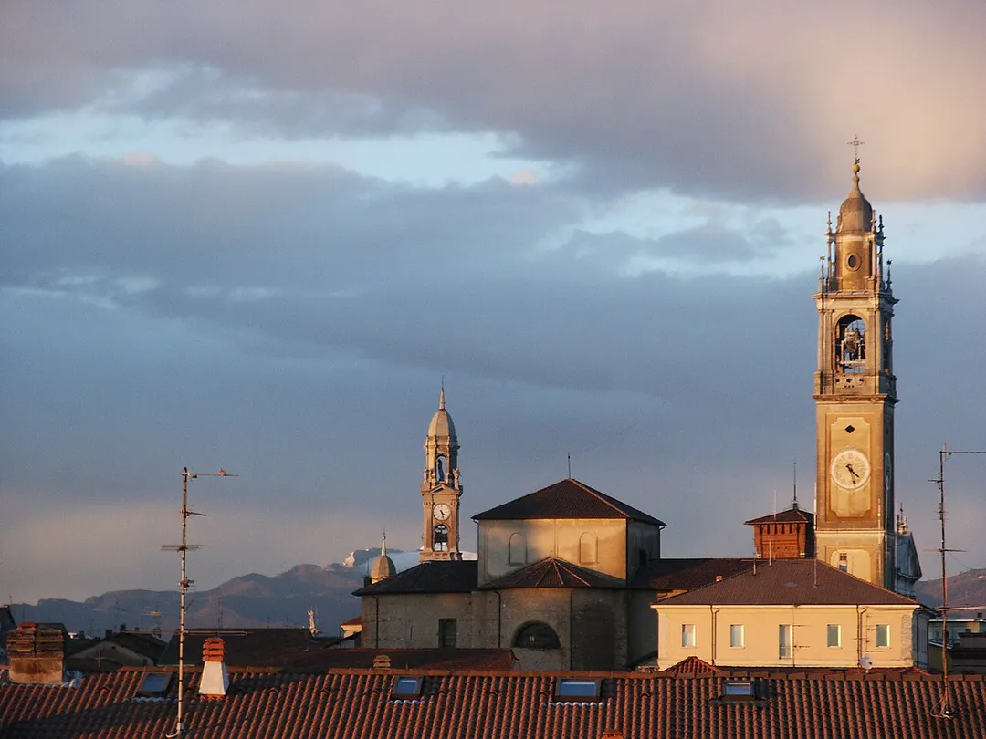 Lomazzo, campanili, vista al tramonto