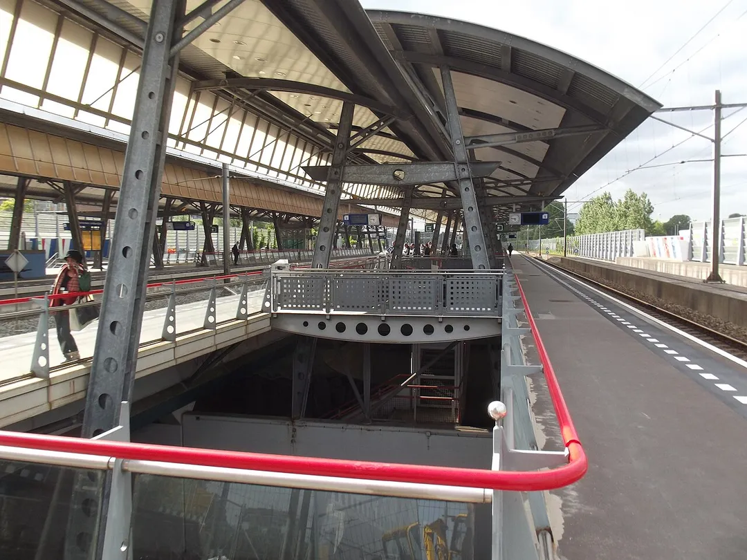 Station Lombardijen met de rode handleuningen