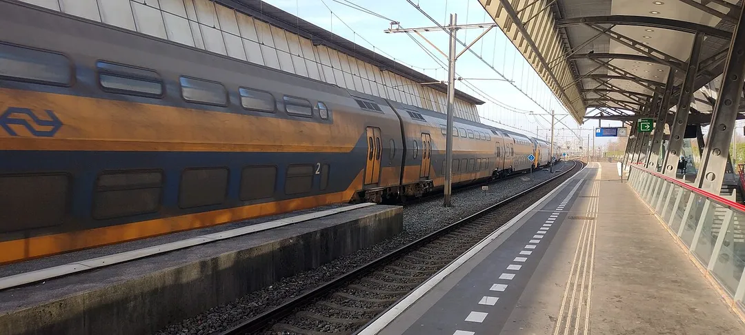 VIRMm passes Rotterdam Lombardijen station.