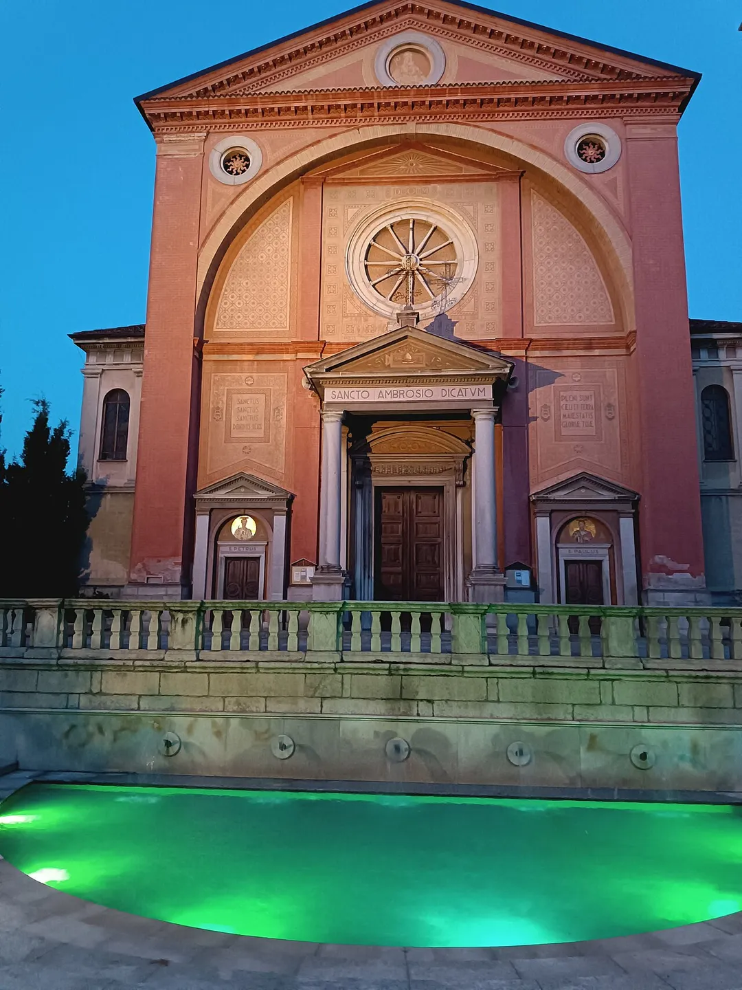 Veduta notturna della facciata della Chiesa