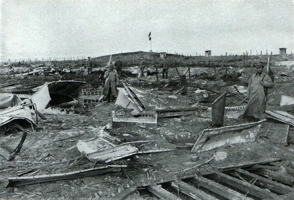 Zerstörte Barrikaden und Drahtverhaue des Forts Loncin der Festung Lüttich