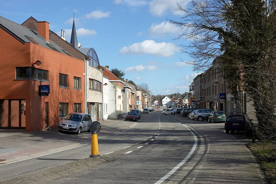 De Peuthystraat bij het binnenkomen van het centrum van Huldenberg komende van de kant van Overijse, België, kijkend richting oost.


Camera location50° 47′ 22.4″ N, 4° 34′ 50.65″ E   View this and other nearby images on: OpenStreetMap 50.789556;    4.580736