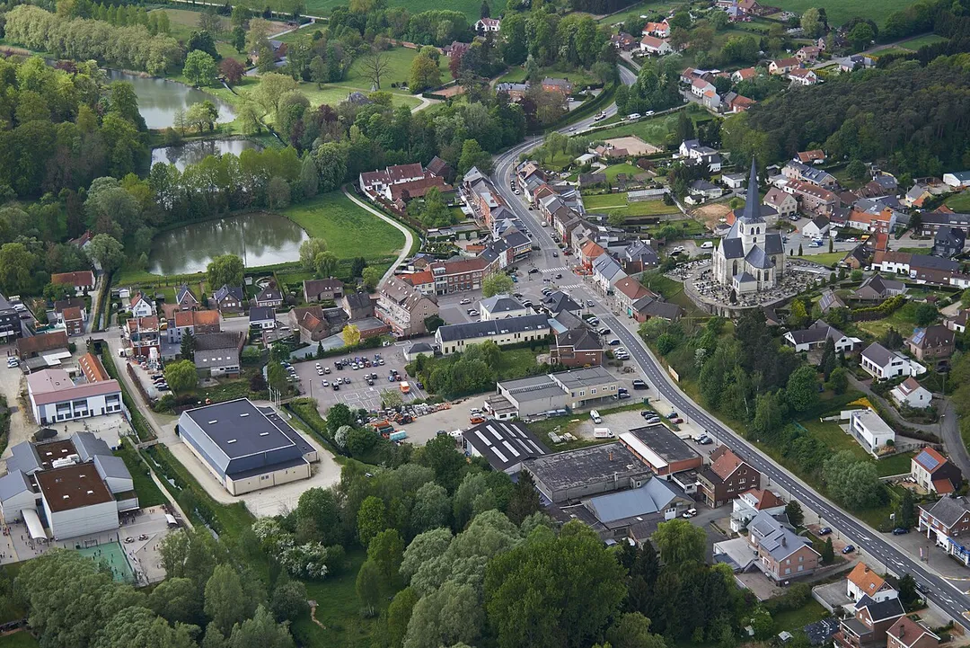 Luchtfoto van het centrum van Huldenberg, België. Rechts de Onze-Lieve-Vrouwekerk