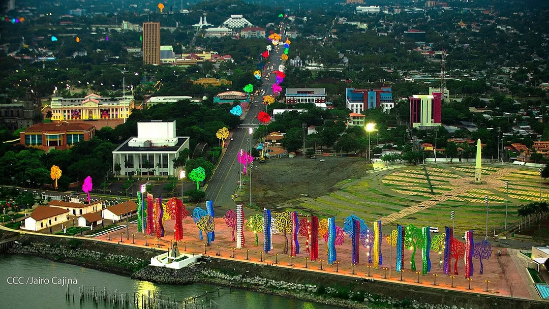Avenida ubicada cerca del Centro histórico de Managua donde esta la Antigua Catedral de Managua, Palacio Nacional, Asamblea Nacional, y otros edificios representativos de Managua.