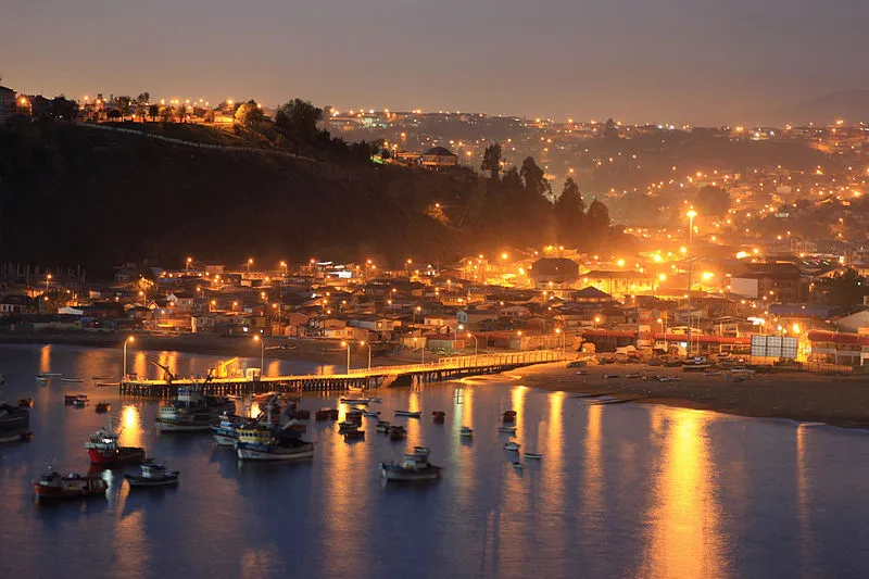 Fotografía tomada el año 2012 desde el Fuerte de Puerto Nuevo, mirando hacia la bahía de Lota. Esta fotografía fue tomada por Pablo Hernández Ormeño.