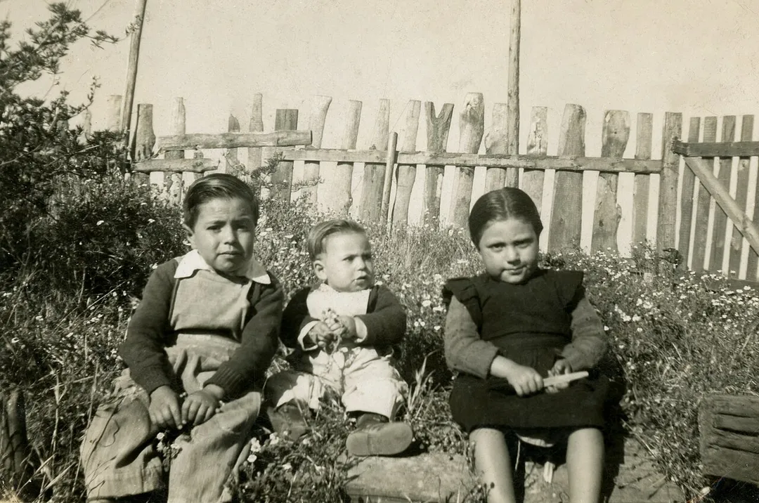 Hermanos Carrasco en la localidad de Colcura, Lota, en la Región del Biobío, Chile (ca. 1960).