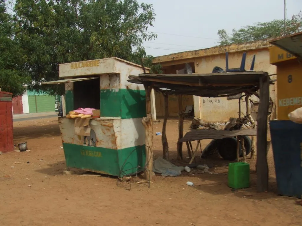 Un stand de vente de pain à Louga, Sénégal