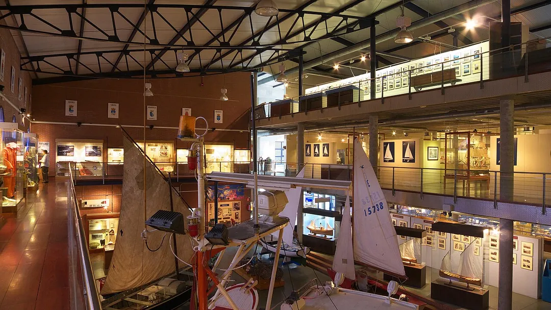 Importante museo con temática sobre Historia de la Navegación; Biología Marina y Acuarios; Pesca y Carpintería de Ribera.
