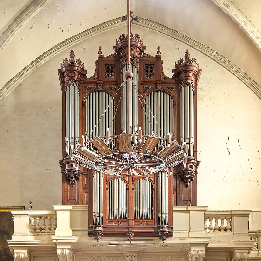 Lunel (Hérault, France) - Church of Our Lady of the Lake - Pipe organ and chandelier