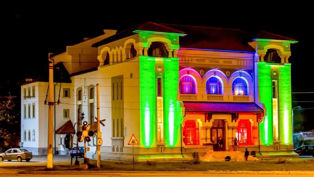 Palatul Cultural Minerul din municipiul Lupeni, Hunedoara, noaptea.