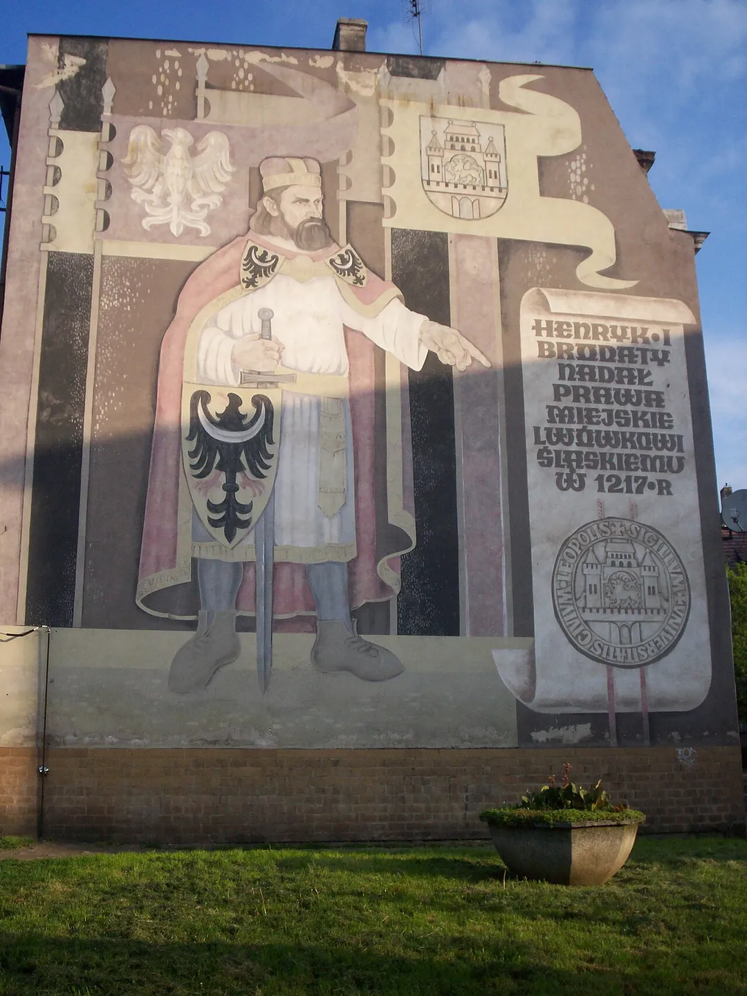 Lwówek Ślaski – Henryk I Brodaty nadający prawa miejskie, obraz na ścianie budynku.