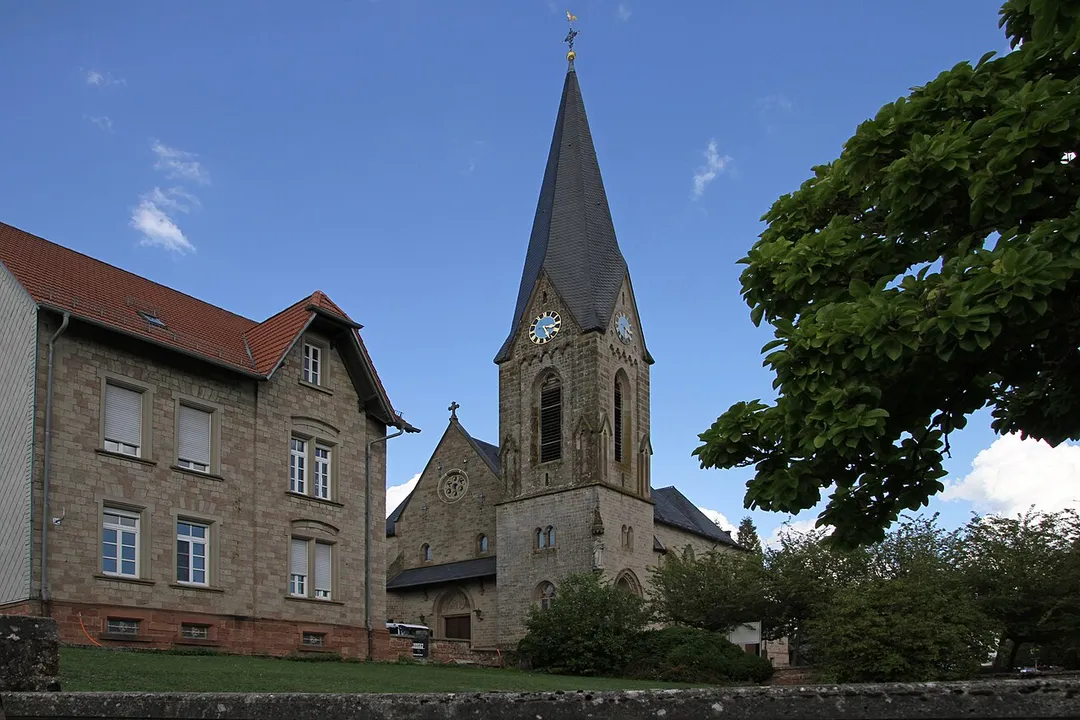 Maßweiler, Luitpoldstraße 13/15; katholische Pfarrkirche St. Antonius; neufrühgotische Sandsteinhalle. Pfarrhaus, Bruchsteinbau, 1898/99.