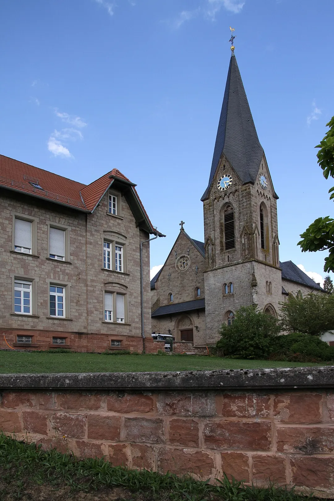 Maßweiler, Luitpoldstraße 13/15; katholische Pfarrkirche St. Antonius; neufrühgotische Sandsteinhalle. Pfarrhaus, Bruchsteinbau, 1898/99.
