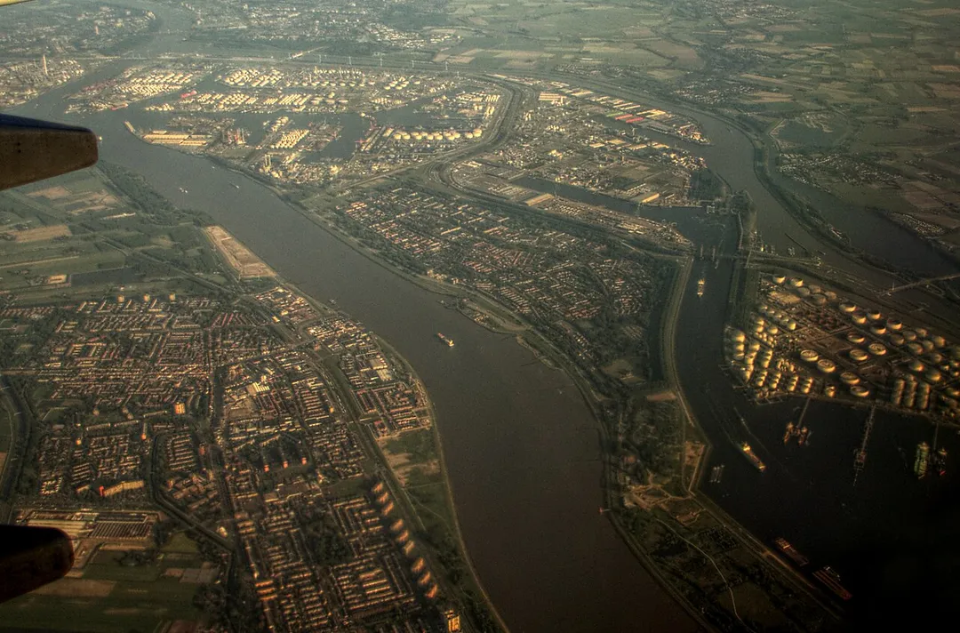 Luchtopname van de stad Maasluis en het eiland Rozenburg. Juni 2013
