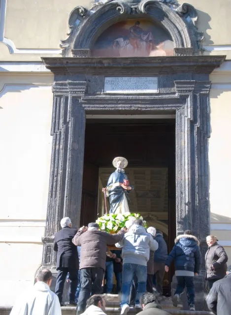Macerata Campania, portale della chiesa abbaziale di San Martino Vescovo: La Processione di Sant'Antonio Abate.
Pastellesse o pastellessa oppure  pasta e 'llesse, è una pietanza tipica della zona. E' un piatto povero composto da pasta e castagne secche e poi lessate. Oggi si prepara tipicamente in occasione della festa di Sant'Antonio Abate, preludio al Carnevale.

Battuglie è un termine dialettale che indica i gruppi che su carri sfilano per il paese il giorno di sant'Antonio Abate. Potrebbe essere una corruzione di pattuglie.