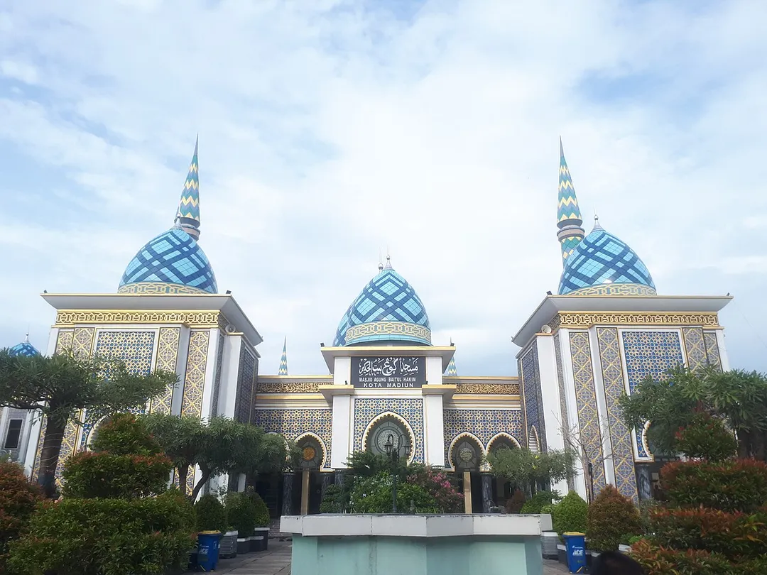 Masjid Baitul Hakim terletak di barat Alun-Alun Kota Madiun