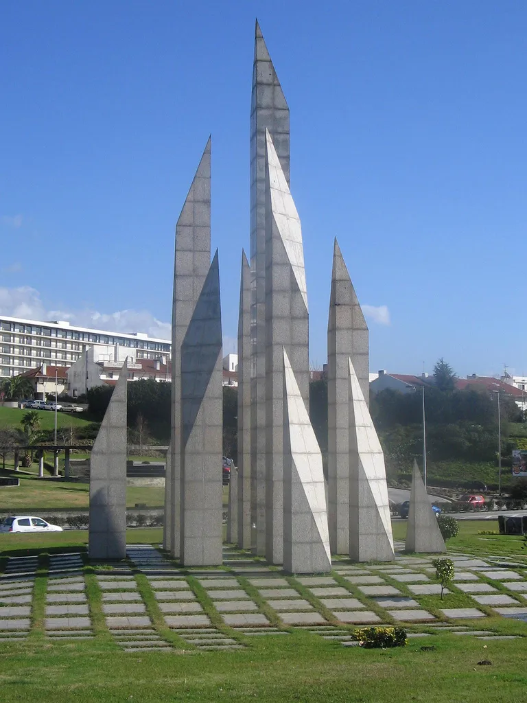 Monumento a la comunidad de Maia (Portugal) obra del arquitecto Luís Filipe Pais de Figueiredo e escultor y del escultor Zulmiro de Carvalho