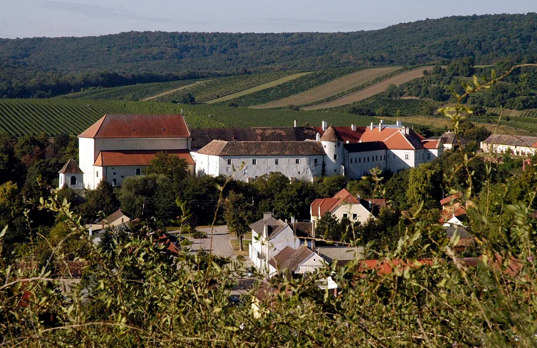 Schloss Mailberg mit Schlosskirche zum Hl. Johannes dem Täufer und Grabenanlage (Gesamtansicht)