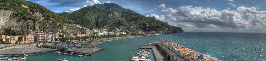 Panoramica di Maiori dalla curva del castello del marchese mezzacapo.