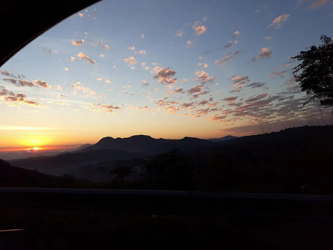 Nascer do sol vislumbrando da estrada vicinal Mario Covas
