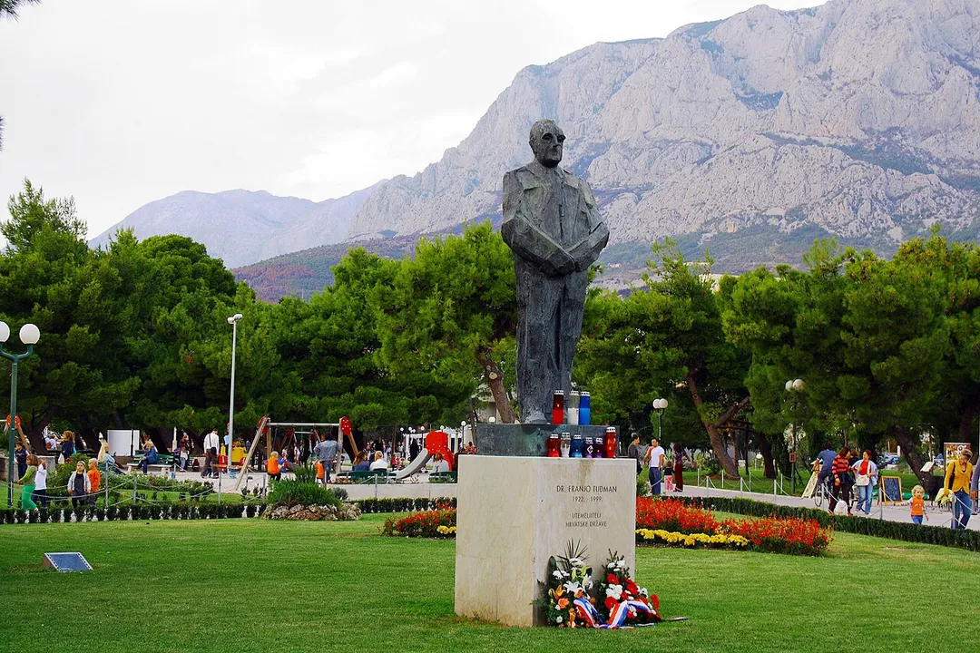 Makarska, Park am Hafen: Franjo Tuđman (* 14. Mai 1922; † 10. Dezember 1999)