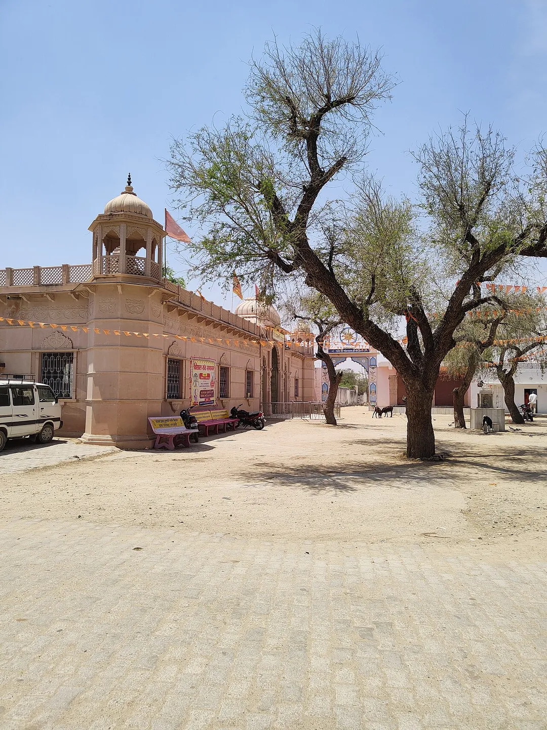भारत देश के राजस्थान राज्य के नागौर जिले का बरवाली बालाजी मंदिर, आध्यात्मिक दृष्टिकोण से बहुत प्रसिद्ध है। यहां देश के कोने कोने से श्रद्धालु आते हैं। बालाजी मंदिर के वर्तमान पुजारी महंत रघुवर दास जी है। यहां पर महंत मोहनदास जी की समाधि भी है।