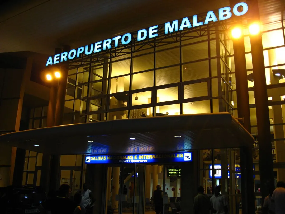 Aeropuerto de Malabo al anochecer.