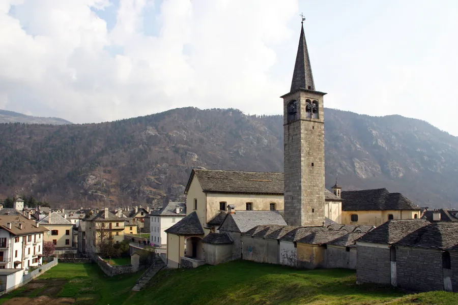 Panorama di Malesco (VB). Sulla destra la chiesa parrocchiale ed il cimitero.