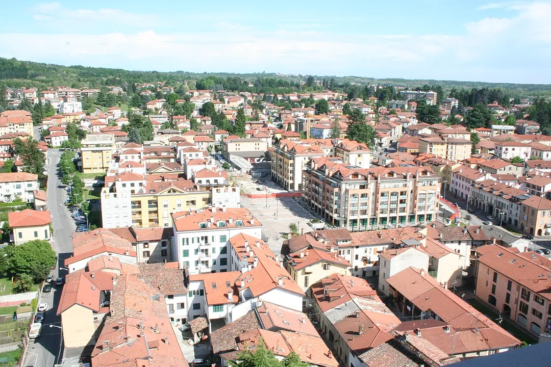 Vista del centro di Malnate dalla cima del campanile della chiesa patronale.
