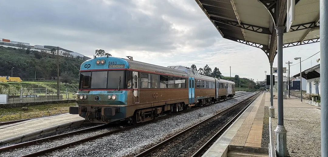 UDD 0463 com o regional 6411 (Mira Sintra-Meleças – Caldas da Rainha).