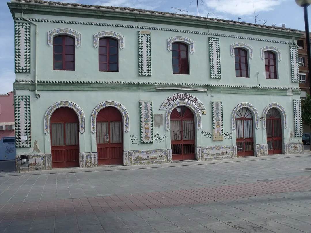 Edificio de la antigua estación, fachada principal