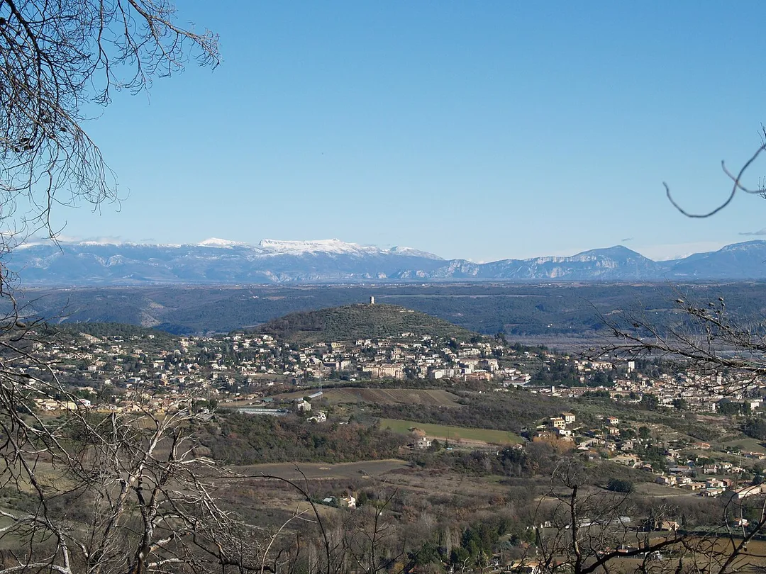 Vue générale de Manosque côté nord, vu de l'ouest. Les Alpes et le Parc naturel Verdon sont à l'horizon.