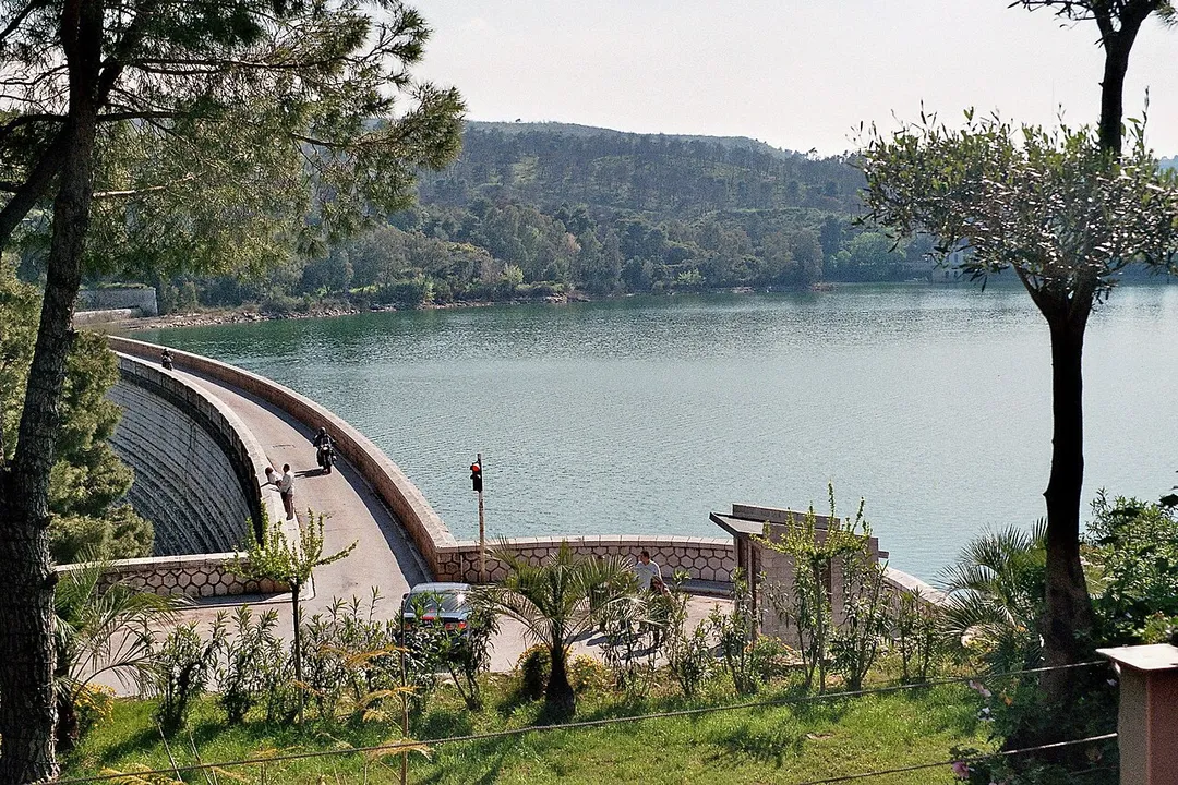 The gravity dam of en:Lake Marathon in Attica/Greece