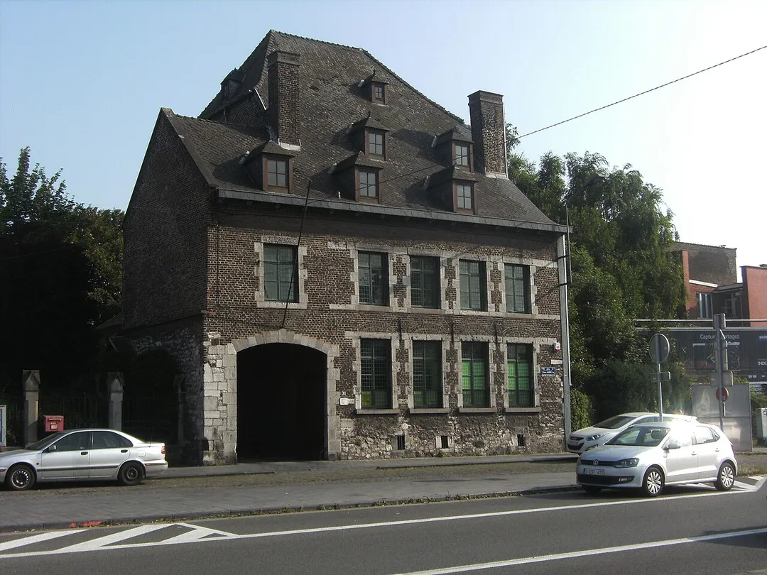 Marchienne-au-Pont (Charleroi-Belgique) - place Albert I, n° 31. Presbytère. Ancienne minoterie en briques et pierre calcaire remontant à la 2e moitié du XVIIIe s. restaurée en 1933 par l'architecte M. Letroye.