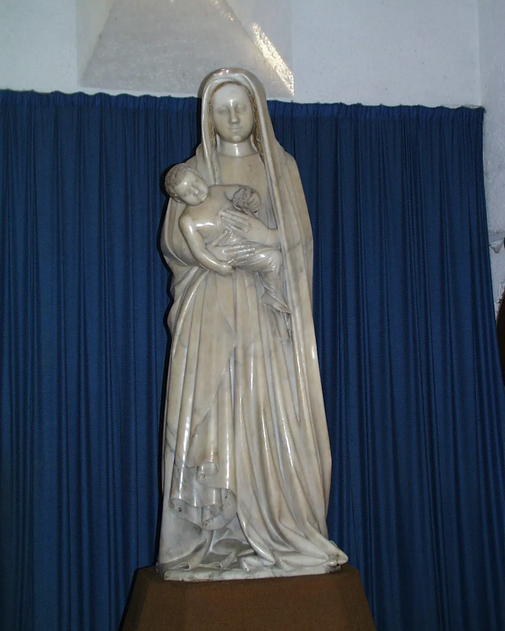 Photographie de la Vierge en marbre de Carrare de l'église Sainte-Madeleine de fr:Marcoussis (fr:Essonne) prise par fr:Utilisateur:Belgavox en Septembre fr:1999