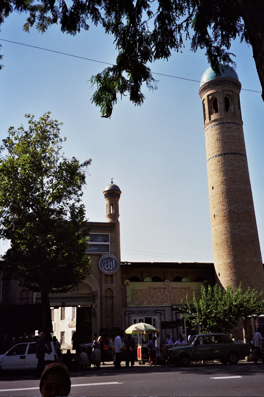 this was the best i could do to get the whole thing in the photo (Khonakhan Mosque, w:Margilan